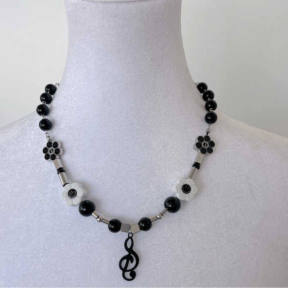 Y2K Flower Pearl Music Symbol Necklace Unisex - Picture 2 of 7